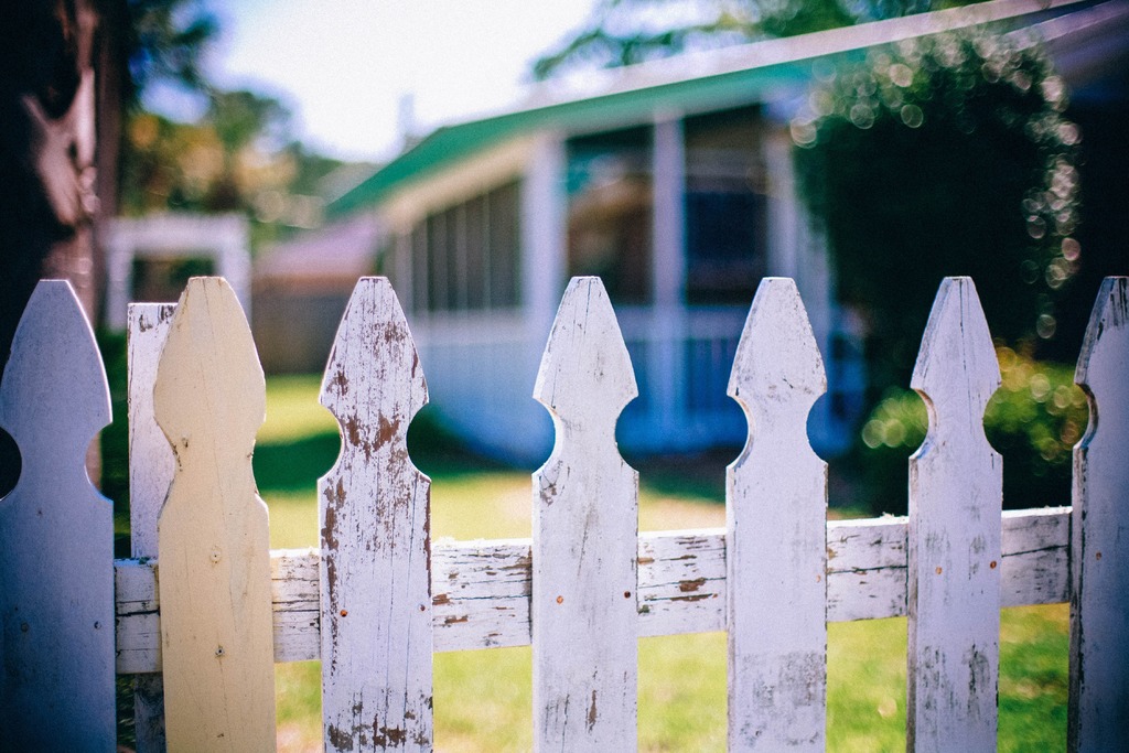 The free high-resolution photo of water, fence, neighborhood, green, color, fencing, blue, neighbour, neighbor, picket fences , taken with an Canon EOS 5D 03/04 2017 The picture taken with 50.0mm, f/1.4s, 1/8000s, ISO 320 The image is released free of copyrights under Creative Commons CC0.